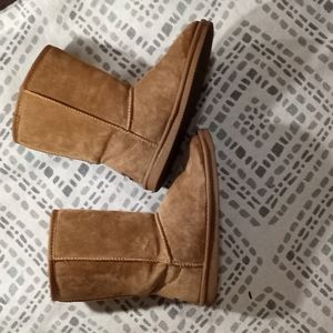 Lamo boots suede with faux fur linning great sz(8)